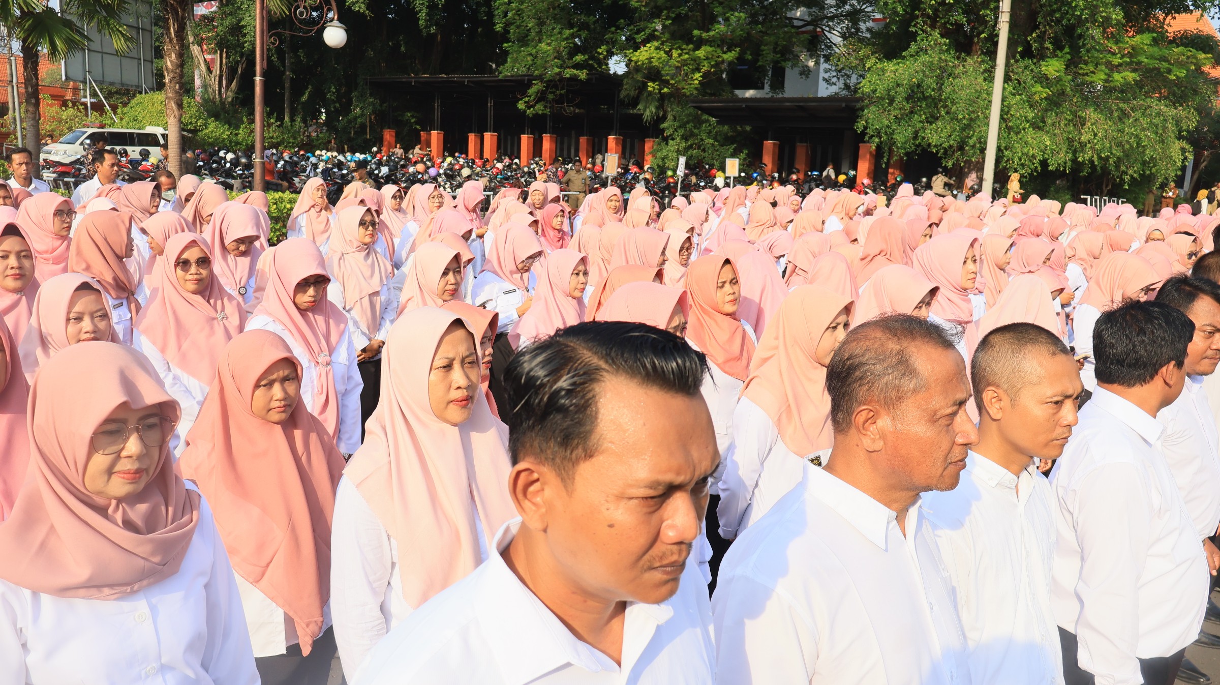 Serahkan SK Pengangkatan 556 PPPK Guru, Ini Pesan Bupati Ikfina