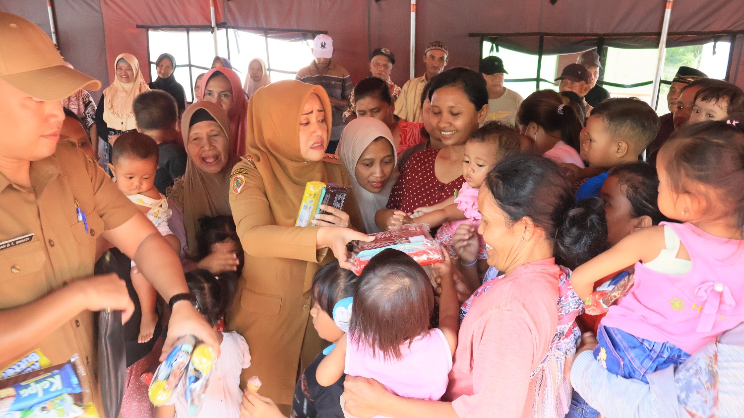 Bupati Mojokerto Tinjau Dan Salurkan Bantuan Untuk 8 Warga Terdampak Tanah Longsor