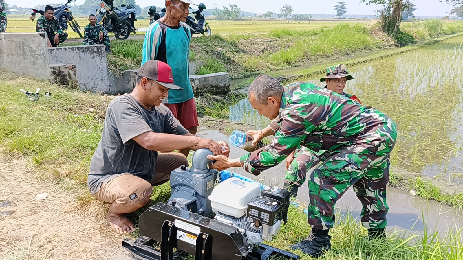 Brigade Alsintan Pompa Air Koramil 0815/11 pungging Langsung Beroperasi Alirkan Air Di Persawahan